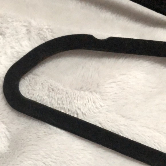 Set of 30 Velvet Flocked Hangers - Picture 5 of 5